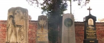 Tombe de Smola au cimetière central (à gauche sur la photo)